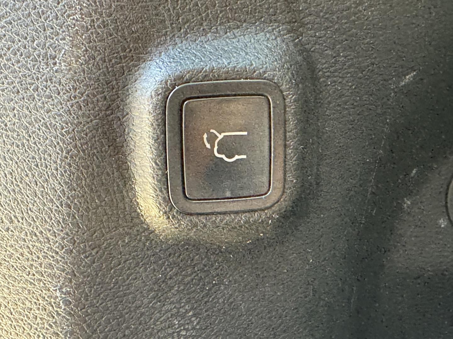 2019 SILVER JEEP CHEROKEE LATITUDE PL (1C4PJLLX9KD) , located at 5900 E. Lancaster Ave., Fort Worth, TX, 76112, (817) 457-5456, 0.000000, 0.000000- Photo#6