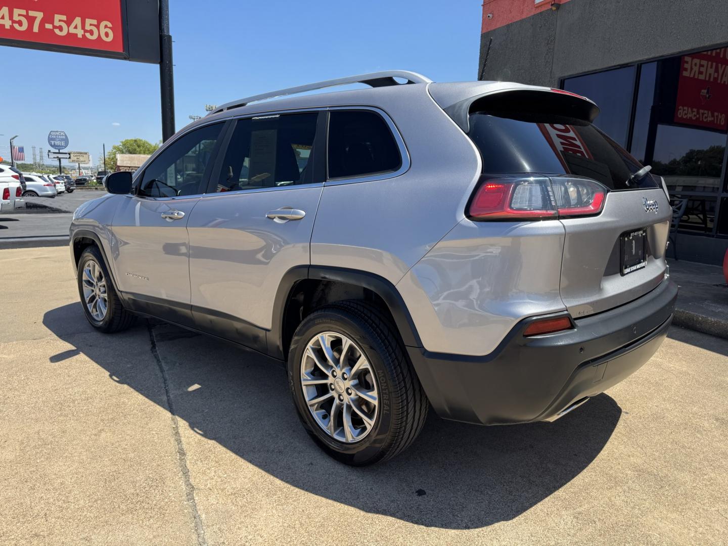 2019 SILVER JEEP CHEROKEE LATITUDE PL (1C4PJLLX9KD) , located at 5900 E. Lancaster Ave., Fort Worth, TX, 76112, (817) 457-5456, 0.000000, 0.000000- Photo#7