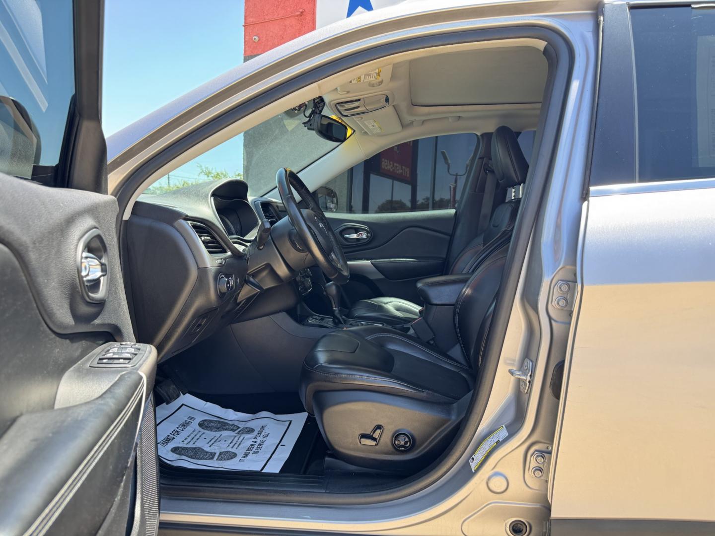 2019 SILVER JEEP CHEROKEE LATITUDE PL (1C4PJLLX9KD) , located at 5900 E. Lancaster Ave., Fort Worth, TX, 76112, (817) 457-5456, 0.000000, 0.000000- Photo#9
