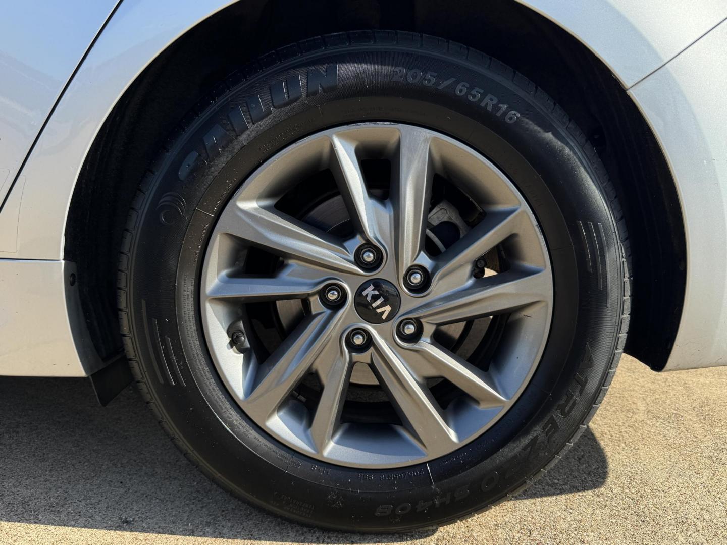2019 SILVER KIA OPTIMA LX; S (5XXGT4L36KG) , located at 5900 E. Lancaster Ave., Fort Worth, TX, 76112, (817) 457-5456, 0.000000, 0.000000 - Photo#21