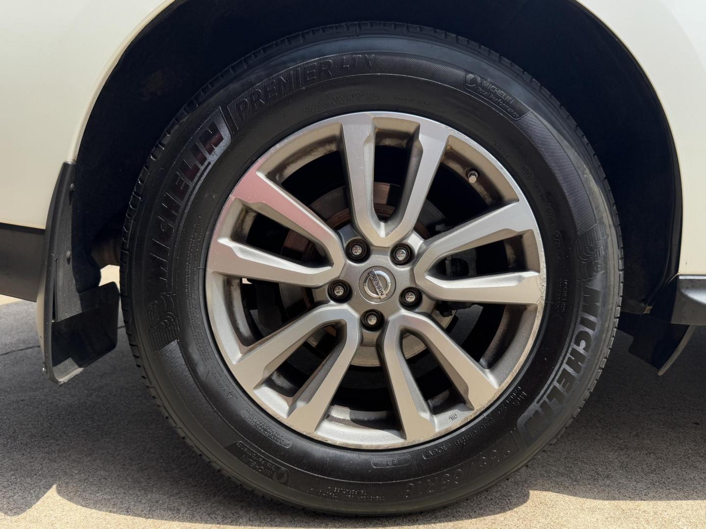 2015 WHITE NISSAN PATHFINDER S; SL; PL (5N1AR2MN6FC) , located at 5900 E. Lancaster Ave., Fort Worth, TX, 76112, (817) 457-5456, 0.000000, 0.000000 - Photo#26