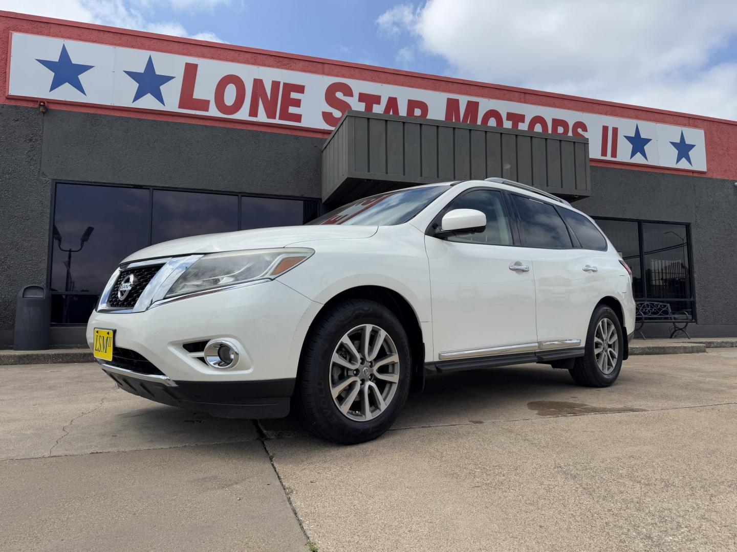 2015 WHITE NISSAN PATHFINDER S; SL; PL (5N1AR2MN6FC) , located at 5900 E. Lancaster Ave., Fort Worth, TX, 76112, (817) 457-5456, 0.000000, 0.000000 - Photo#0