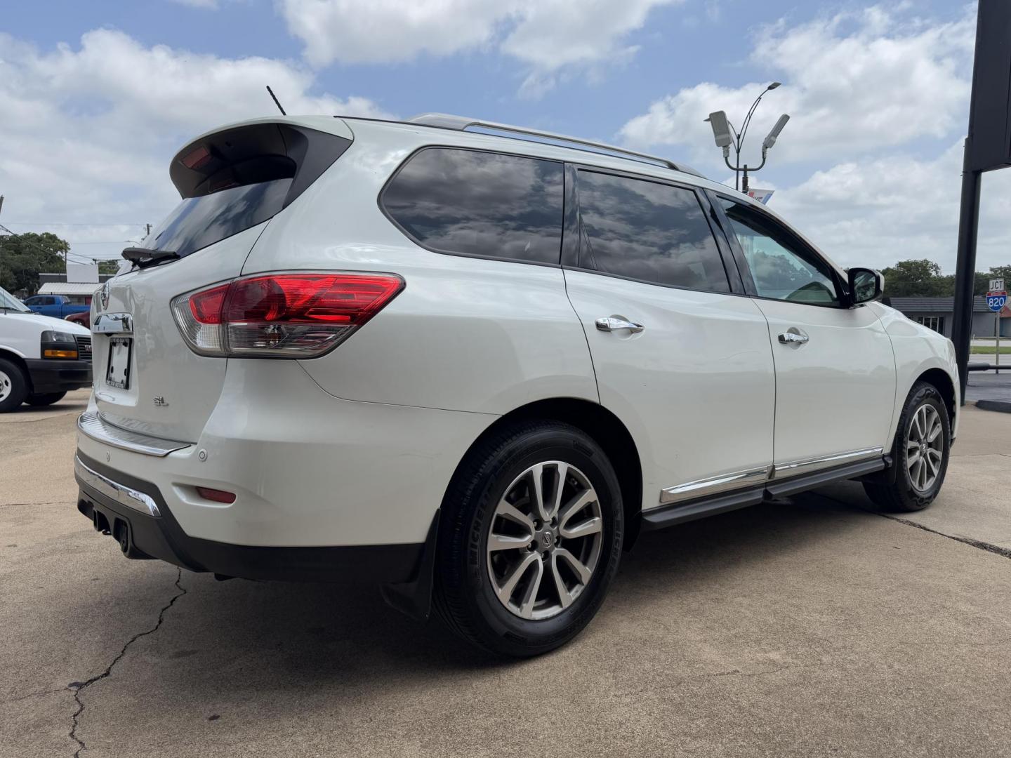 2015 WHITE NISSAN PATHFINDER S; SL; PL (5N1AR2MN6FC) , located at 5900 E. Lancaster Ave., Fort Worth, TX, 76112, (817) 457-5456, 0.000000, 0.000000 - Photo#3