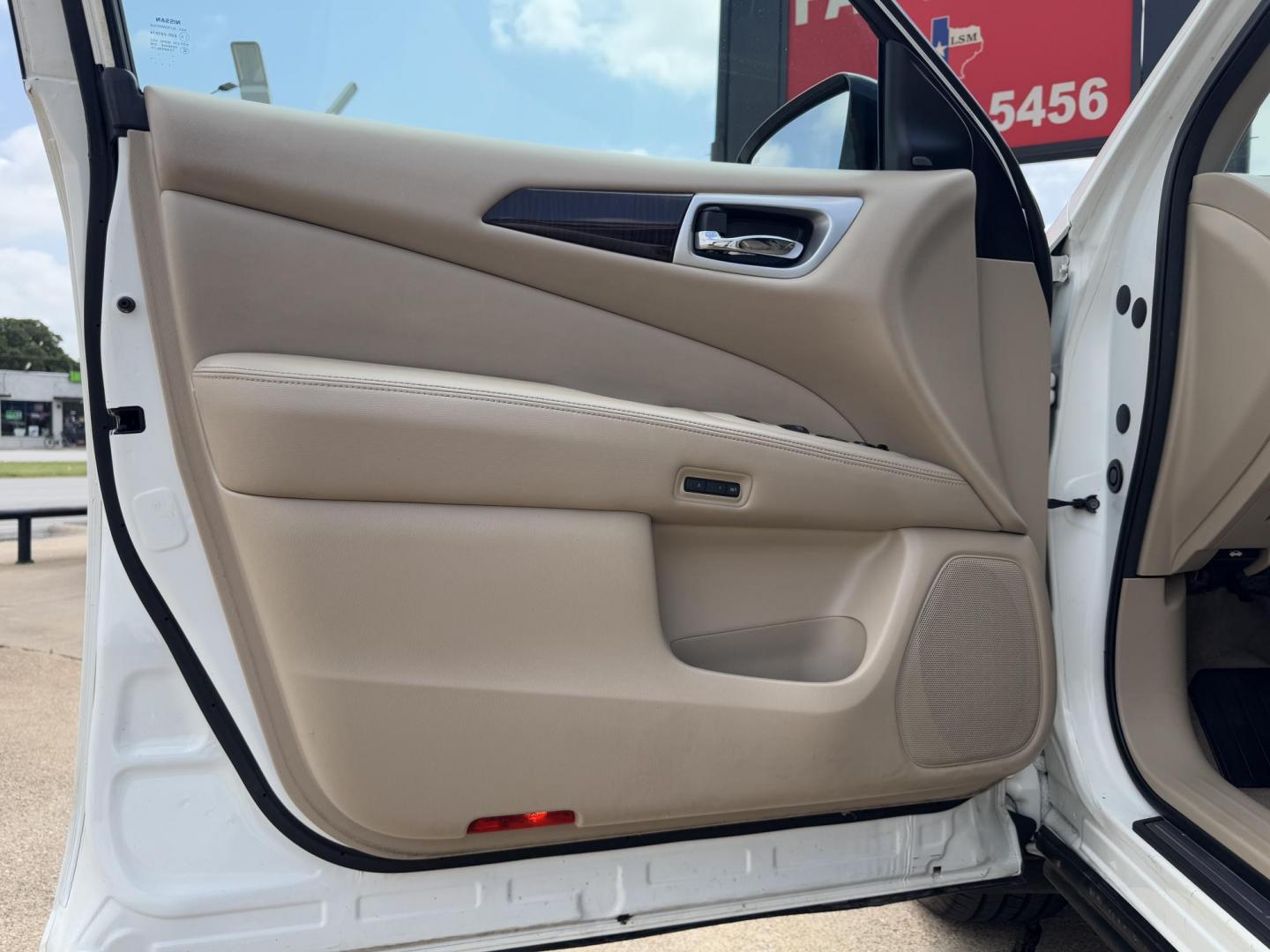 2015 WHITE NISSAN PATHFINDER S; SL; PL (5N1AR2MN6FC) , located at 5900 E. Lancaster Ave., Fort Worth, TX, 76112, (817) 457-5456, 0.000000, 0.000000 - Photo#8