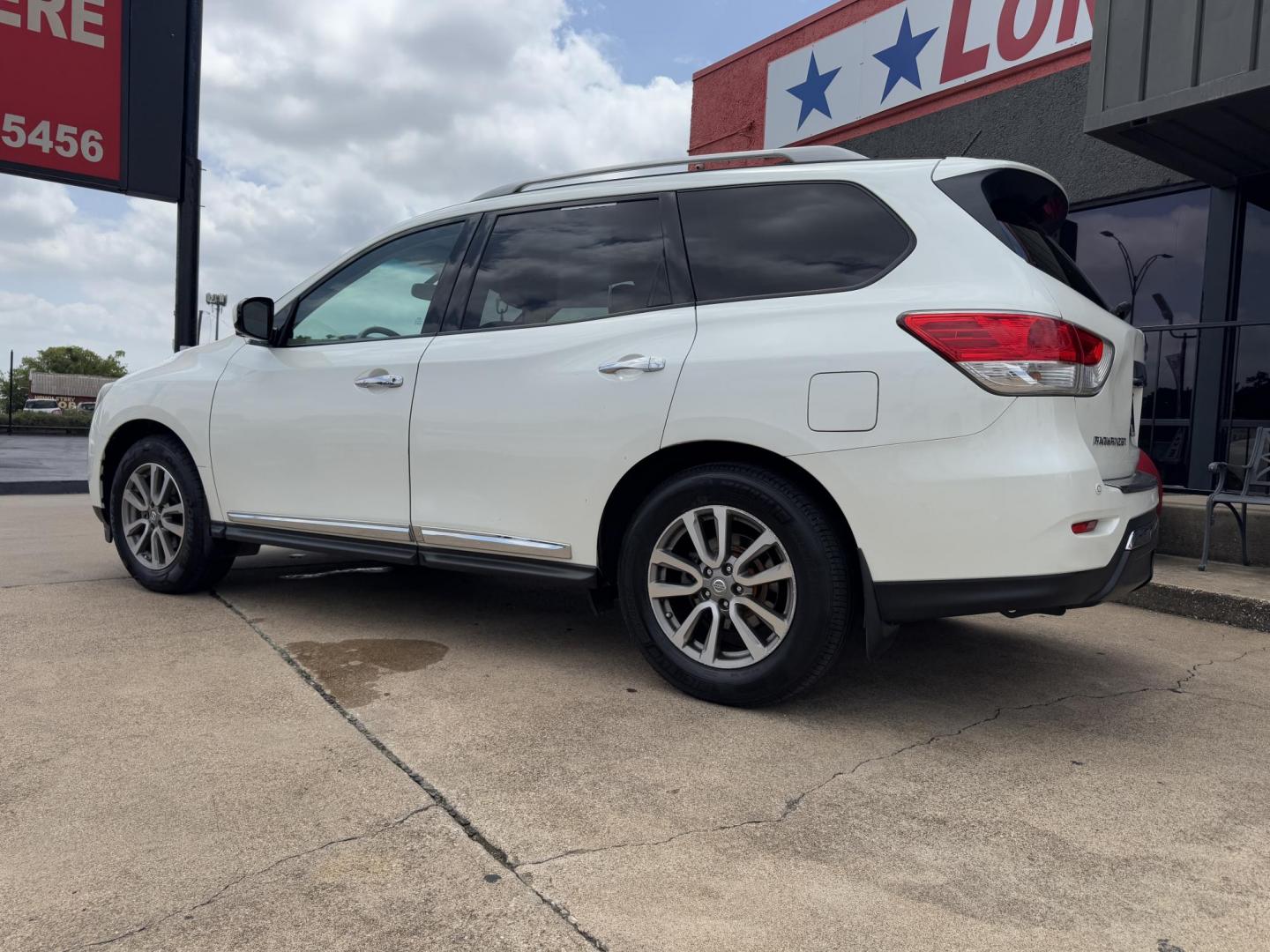 2015 WHITE NISSAN PATHFINDER S; SL; PL (5N1AR2MN6FC) , located at 5900 E. Lancaster Ave., Fort Worth, TX, 76112, (817) 457-5456, 0.000000, 0.000000 - Photo#7