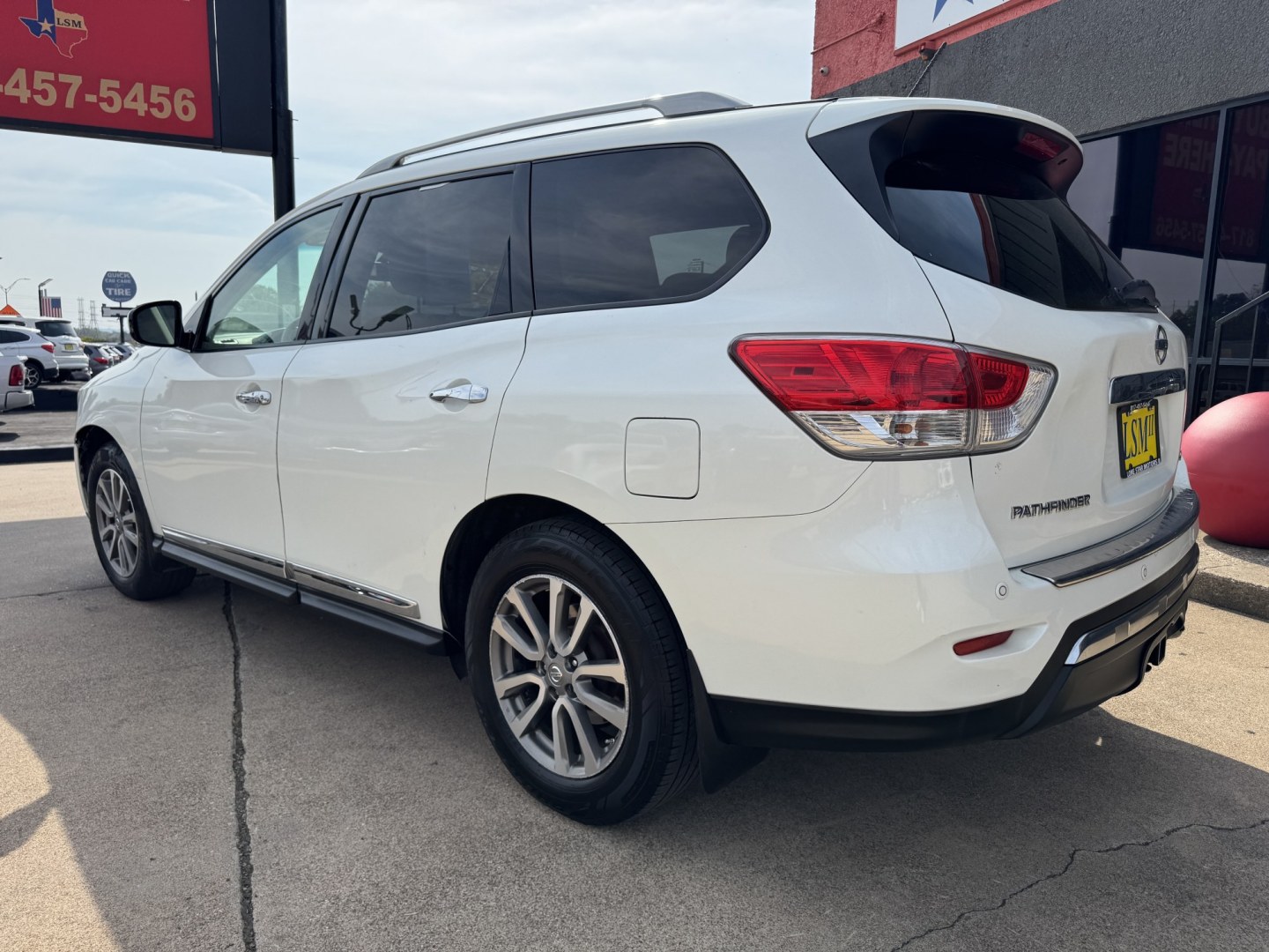2015 WHITE NISSAN PATHFINDER S; SL; PL (5N1AR2MN6FC) , located at 5900 E. Lancaster Ave., Fort Worth, TX, 76112, (817) 457-5456, 0.000000, 0.000000- Photo#7