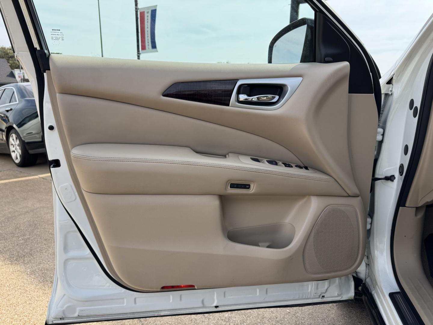 2015 WHITE NISSAN PATHFINDER S; SL; PL (5N1AR2MN6FC) , located at 5900 E. Lancaster Ave., Fort Worth, TX, 76112, (817) 457-5456, 0.000000, 0.000000- Photo#8