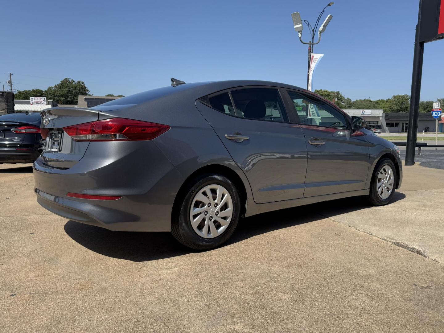 2018 GRAY HYUNDAI ELANTRA LIMITED; SE (5NPD74LF5JH) , located at 5900 E. Lancaster Ave., Fort Worth, TX, 76112, (817) 457-5456, 0.000000, 0.000000 - Photo#3