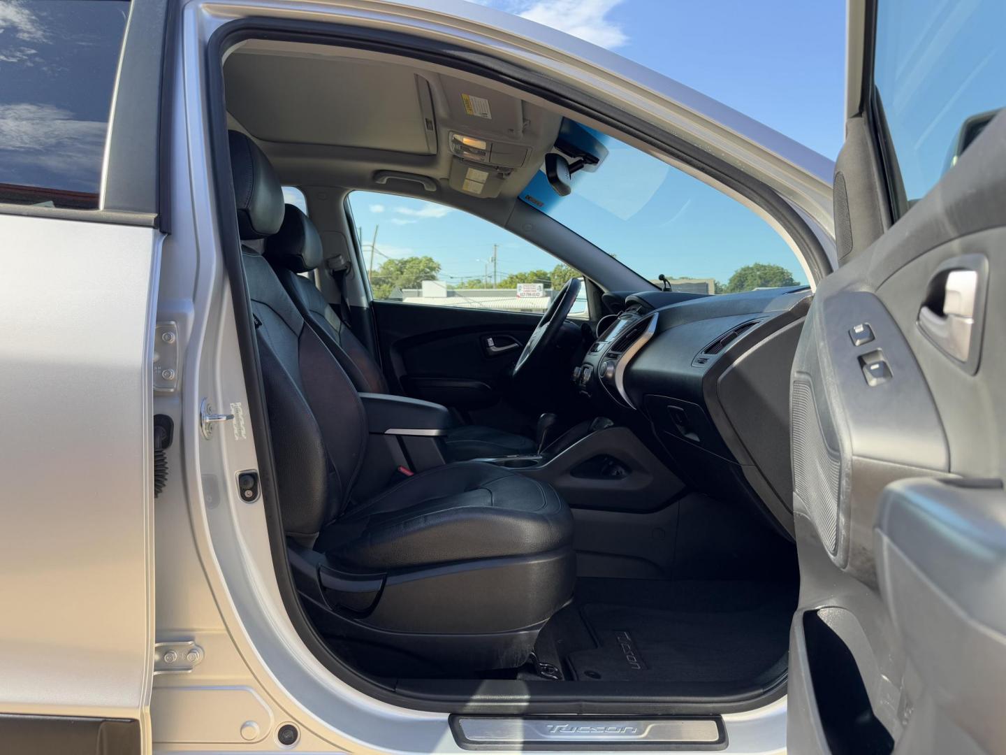 2013 SILVER HYUNDAI TUCSON GLS; LIMITED (KM8JUCAC9DU) , located at 5900 E. Lancaster Ave., Fort Worth, TX, 76112, (817) 457-5456, 0.000000, 0.000000 - Photo#15