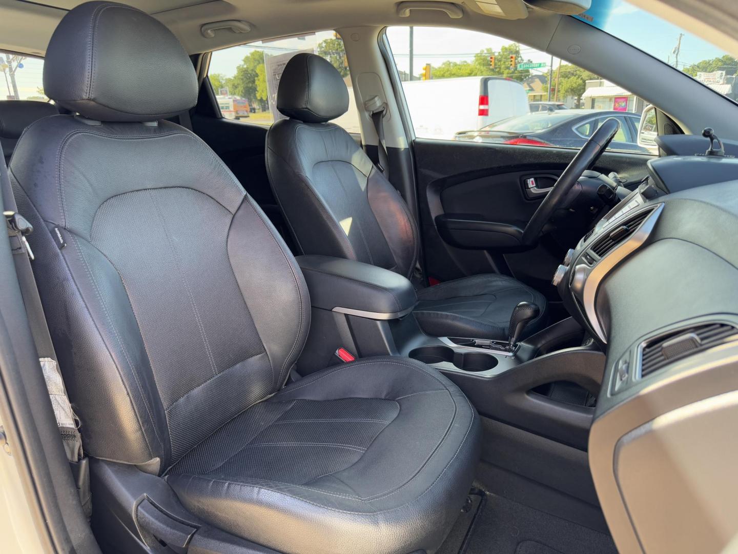 2013 SILVER HYUNDAI TUCSON GLS; LIMITED (KM8JUCAC9DU) , located at 5900 E. Lancaster Ave., Fort Worth, TX, 76112, (817) 457-5456, 0.000000, 0.000000 - Photo#16