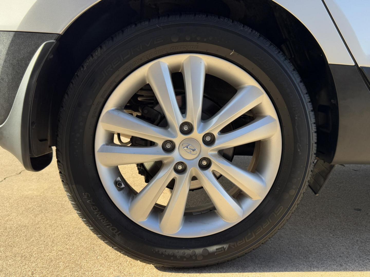 2013 SILVER HYUNDAI TUCSON GLS; LIMITED (KM8JUCAC9DU) , located at 5900 E. Lancaster Ave., Fort Worth, TX, 76112, (817) 457-5456, 0.000000, 0.000000 - Photo#21