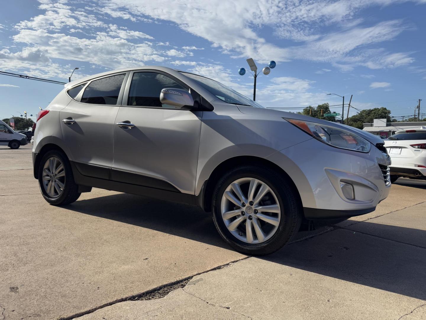 2013 SILVER HYUNDAI TUCSON GLS; LIMITED (KM8JUCAC9DU) , located at 5900 E. Lancaster Ave., Fort Worth, TX, 76112, (817) 457-5456, 0.000000, 0.000000 - Photo#2