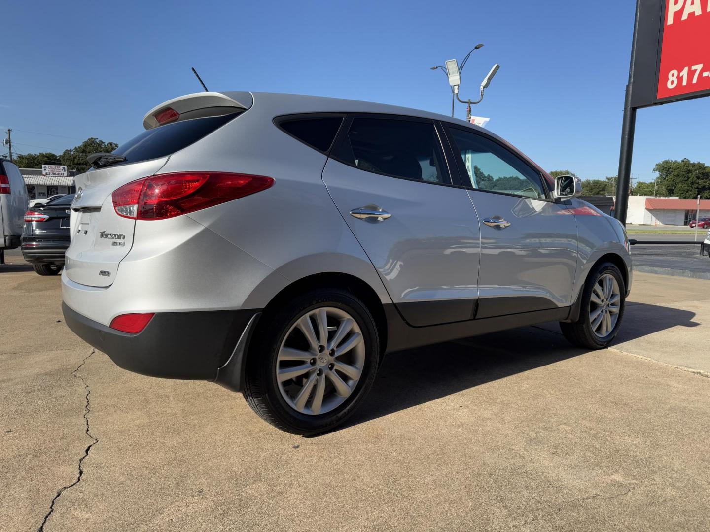 2013 SILVER HYUNDAI TUCSON GLS; LIMITED (KM8JUCAC9DU) , located at 5900 E. Lancaster Ave., Fort Worth, TX, 76112, (817) 457-5456, 0.000000, 0.000000 - Photo#3