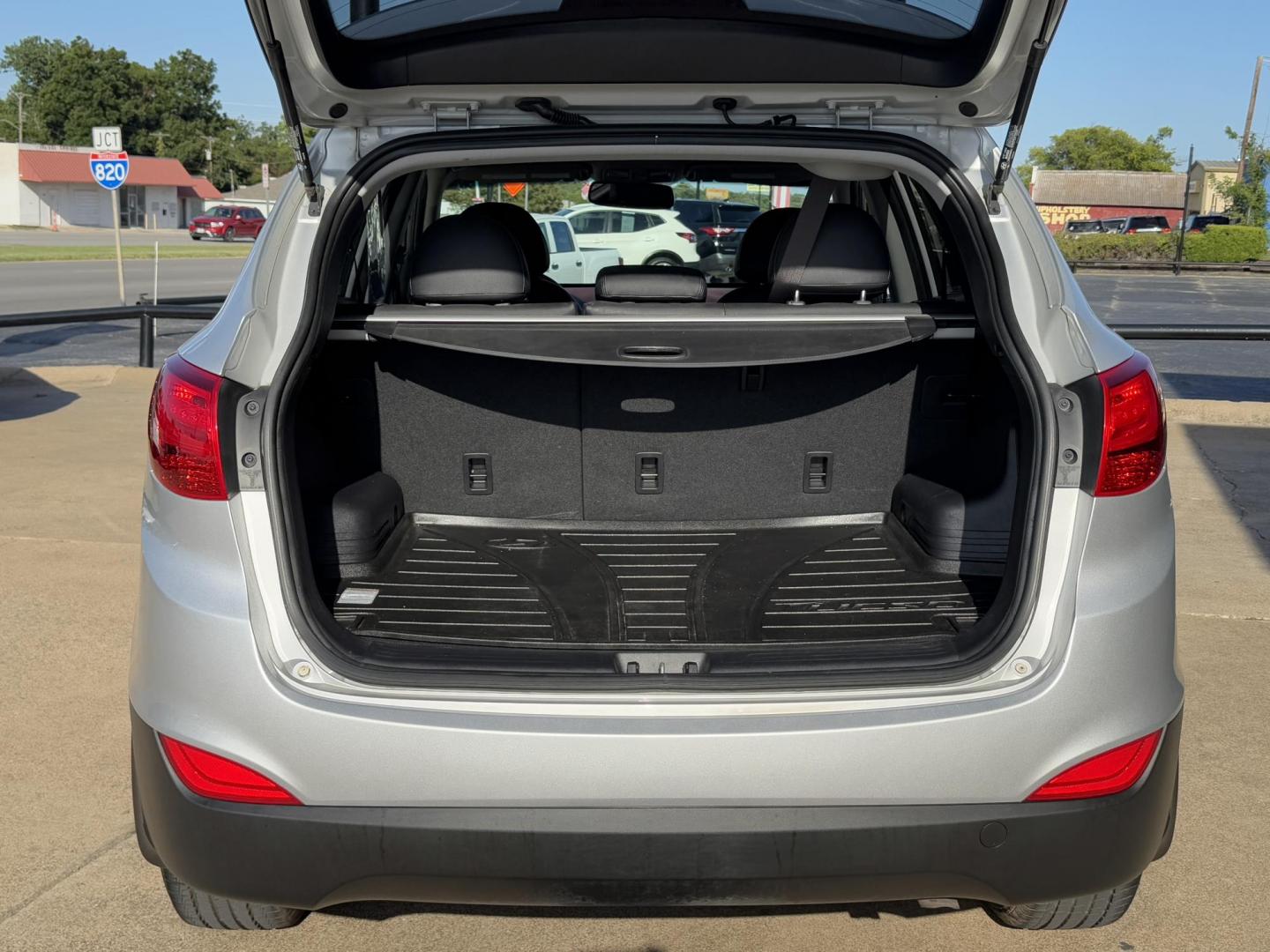 2013 SILVER HYUNDAI TUCSON GLS; LIMITED (KM8JUCAC9DU) , located at 5900 E. Lancaster Ave., Fort Worth, TX, 76112, (817) 457-5456, 0.000000, 0.000000 - Photo#5