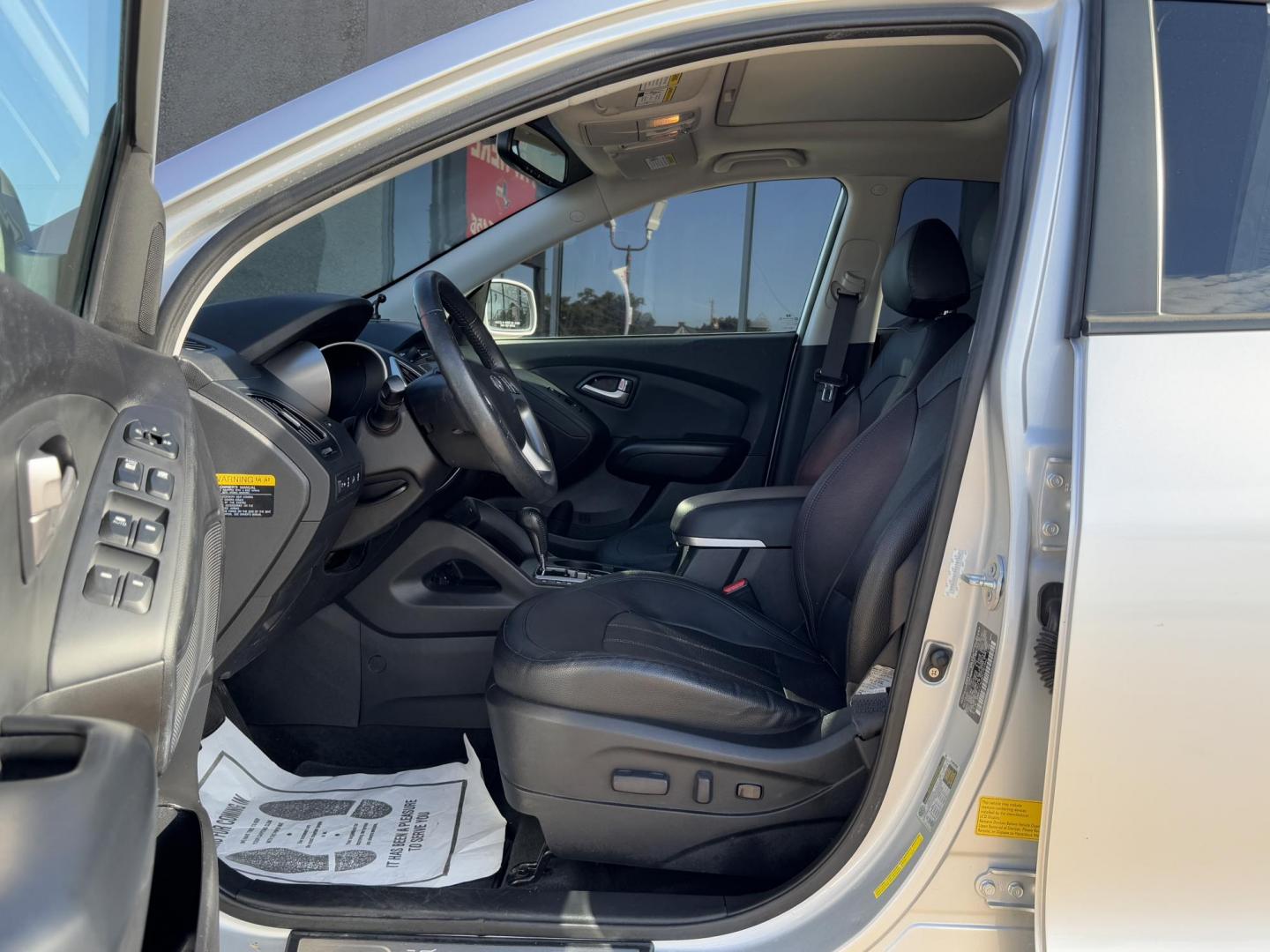 2013 SILVER HYUNDAI TUCSON GLS; LIMITED (KM8JUCAC9DU) , located at 5900 E. Lancaster Ave., Fort Worth, TX, 76112, (817) 457-5456, 0.000000, 0.000000 - Photo#8