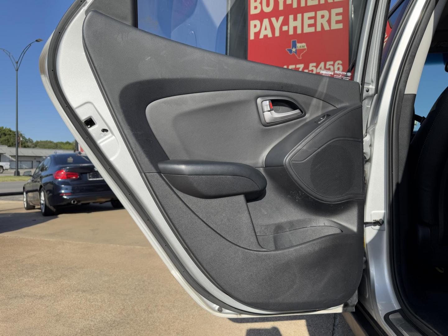 2013 SILVER HYUNDAI TUCSON GLS; LIMITED (KM8JUCAC9DU) , located at 5900 E. Lancaster Ave., Fort Worth, TX, 76112, (817) 457-5456, 0.000000, 0.000000 - Photo#10