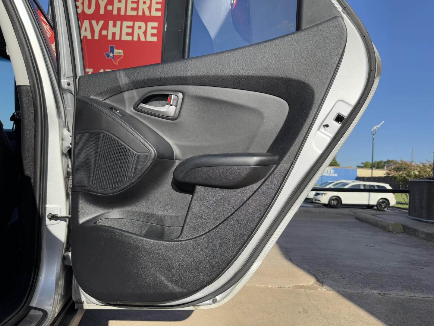 2013 SILVER HYUNDAI TUCSON GLS; LIMITED (KM8JUCAC9DU) , located at 5900 E. Lancaster Ave., Fort Worth, TX, 76112, (817) 457-5456, 0.000000, 0.000000 - Photo#12