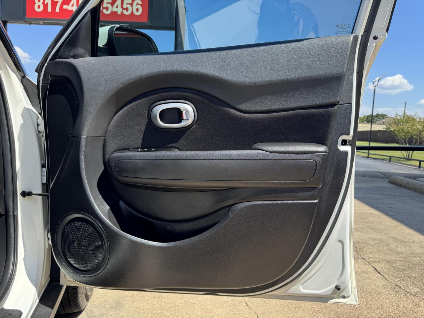 2018 WHITE KIA SOUL BASE (KNDJN2A25J7) , located at 5900 E. Lancaster Ave., Fort Worth, TX, 76112, (817) 457-5456, 0.000000, 0.000000 - Photo#14