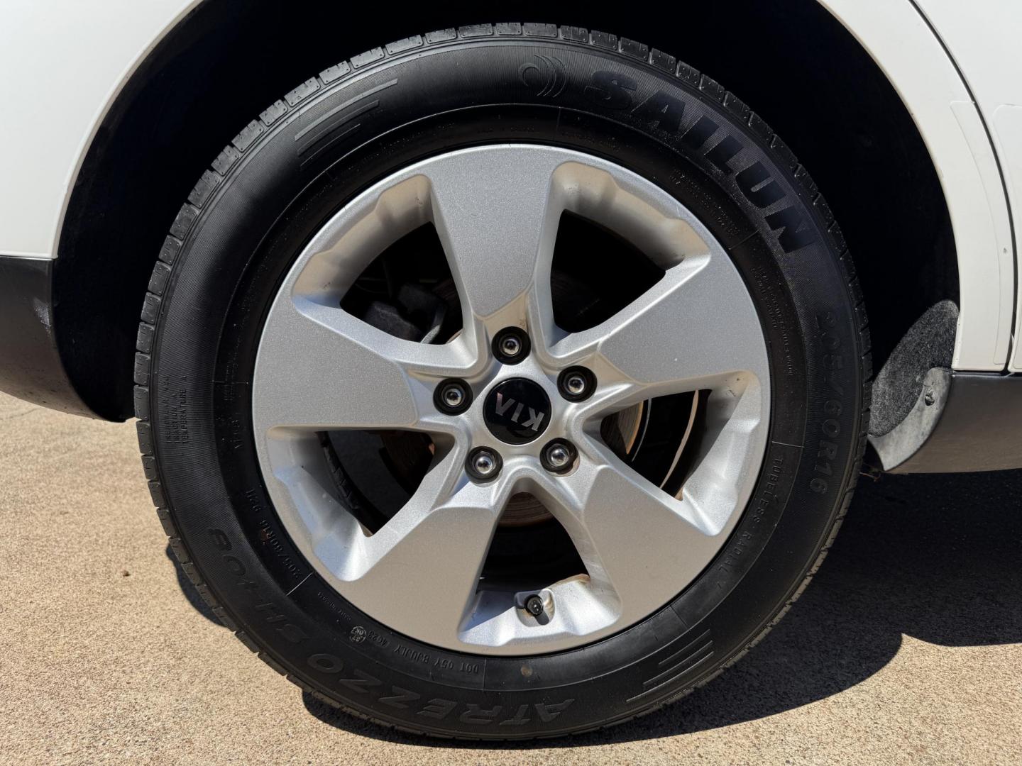 2018 WHITE KIA SOUL BASE (KNDJN2A25J7) , located at 5900 E. Lancaster Ave., Fort Worth, TX, 76112, (817) 457-5456, 0.000000, 0.000000 - Photo#21