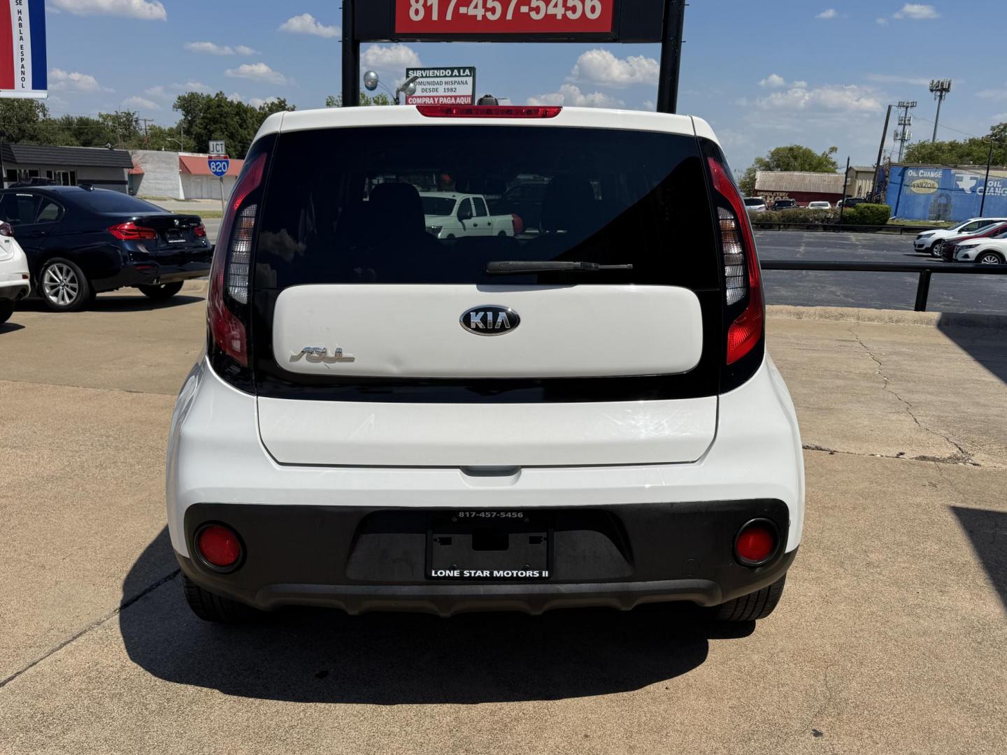 2018 WHITE KIA SOUL BASE (KNDJN2A25J7) , located at 5900 E. Lancaster Ave., Fort Worth, TX, 76112, (817) 457-5456, 0.000000, 0.000000 - Photo#4