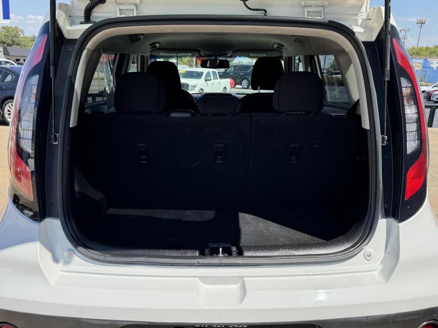 2018 WHITE KIA SOUL BASE (KNDJN2A25J7) , located at 5900 E. Lancaster Ave., Fort Worth, TX, 76112, (817) 457-5456, 0.000000, 0.000000 - Photo#5