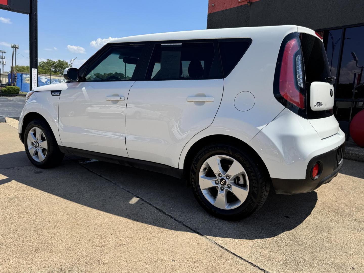 2018 WHITE KIA SOUL BASE (KNDJN2A25J7) , located at 5900 E. Lancaster Ave., Fort Worth, TX, 76112, (817) 457-5456, 0.000000, 0.000000 - Photo#6
