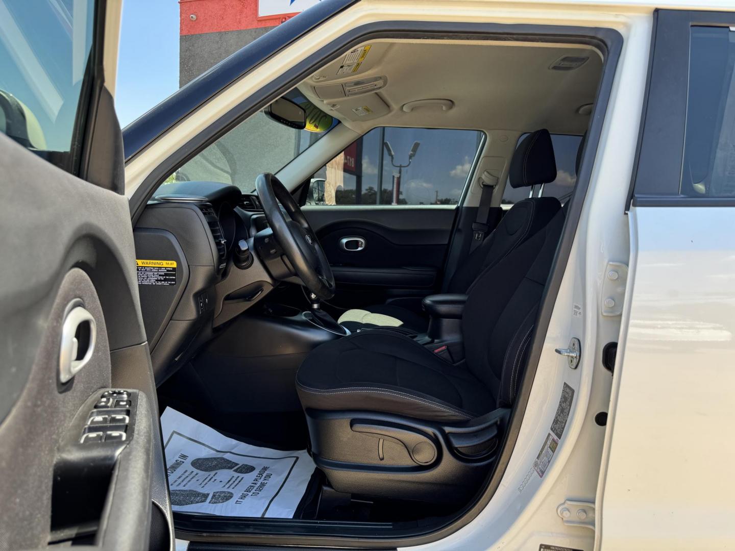 2018 WHITE KIA SOUL BASE (KNDJN2A25J7) , located at 5900 E. Lancaster Ave., Fort Worth, TX, 76112, (817) 457-5456, 0.000000, 0.000000 - Photo#8