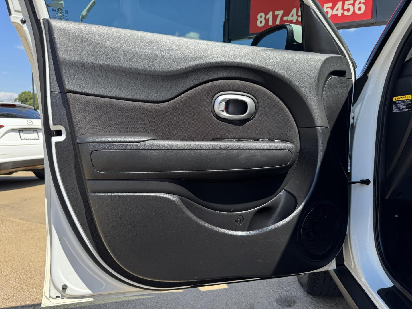 2018 WHITE KIA SOUL BASE (KNDJN2A25J7) , located at 5900 E. Lancaster Ave., Fort Worth, TX, 76112, (817) 457-5456, 0.000000, 0.000000 - Photo#7