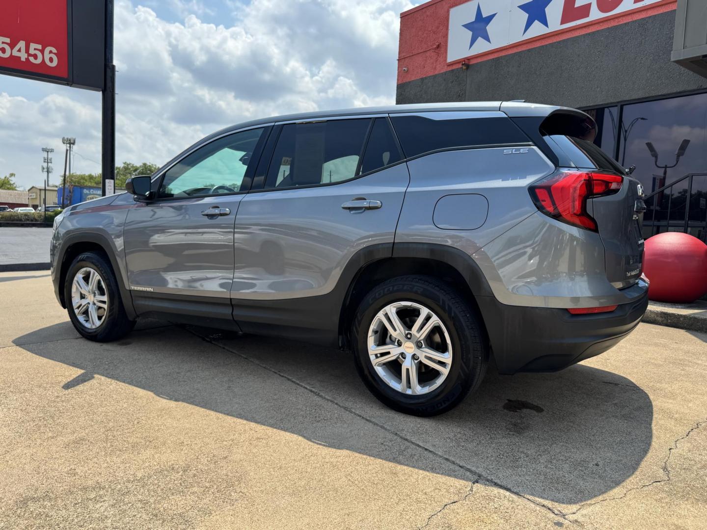 2018 GRAY /BLACK GMC TERRAIN SLE SLE (3GKALMEV3JL) with an 1.4L engine, 6-Speed Automatic transmission, located at 5900 E. Lancaster Ave., Fort Worth, TX, 76112, (817) 457-5456, 0.000000, 0.000000 - The 2018 GMC Terrain SLE features a 1.4L turbocharged 4-cylinder engine paired with a 6-speed automatic transmission and front-wheel drive, delivering 26 MPG city and 30 MPG highway. It seats 5 passengers and comes with a comfortable interior in premium cloth. This Terrain includes Android Auto, App - Photo#6