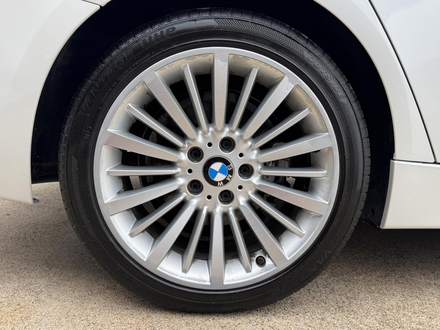 2015 WHITE /BLACK BMW 3 SERIES 328I XDRIVE 328i xDrive Sedan (WBA3B3G59FN) with an 2.0L L4 DOHC 16V engine, 8-Speed Automatic transmission, located at 5900 E. Lancaster Ave., Fort Worth, TX, 76112, (817) 457-5456, 0.000000, 0.000000 - 2015 BMW 328i xDrive Sedan – Used BMW for Sale in Fort Worth This 2015 BMW 328i xDrive Sedan is a pre-owned BMW with all-wheel drive, a 2.0L turbocharged engine, and 8-speed automatic transmission. Fully loaded with leather seats, heated front and rear seats, navigation touchscreen, power sunro - Photo#21