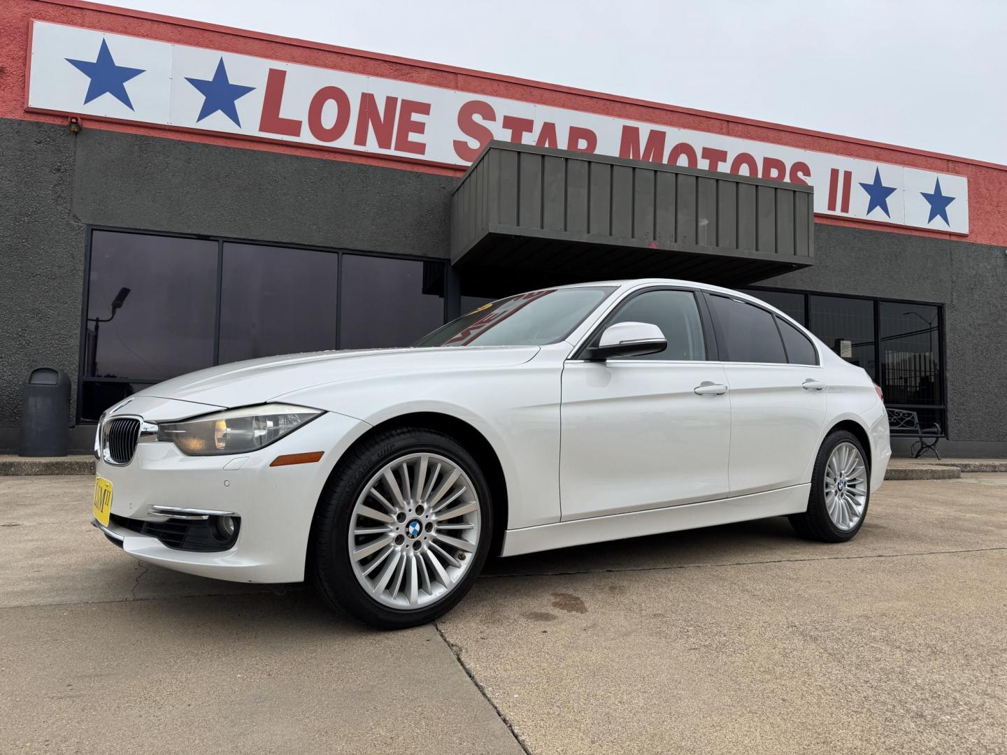 2015 WHITE /BLACK BMW 3 SERIES 328I XDRIVE 328i xDrive Sedan (WBA3B3G59FN) with an 2.0L L4 DOHC 16V engine, 8-Speed Automatic transmission, located at 5900 E. Lancaster Ave., Fort Worth, TX, 76112, (817) 457-5456, 0.000000, 0.000000 - 2015 BMW 328i xDrive Sedan – Used BMW for Sale in Fort Worth This 2015 BMW 328i xDrive Sedan is a pre-owned BMW with all-wheel drive, a 2.0L turbocharged engine, and 8-speed automatic transmission. Fully loaded with leather seats, heated front and rear seats, navigation touchscreen, power sunro - Photo#0