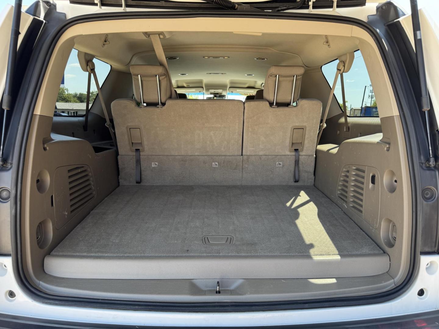 2016 WHITE /TAN CHEVROLET SUBURBAN LS LS 2WD (1GNSCGKC2GR) with an 5.3L V8 OHV 16V engine, 6-Speed Automatic transmission, located at 5900 E. Lancaster Ave., Fort Worth, TX, 76112, (817) 457-5456, 0.000000, 0.000000 - 2016 Chevrolet Suburban LS 2WD This full-size SUV has everything you need for family or work. Equipped with a 5.3L V8 engine, 6-speed automatic, and towing up to 8,300 lbs., it balances power with efficiency at 16/23 MPG. Inside, enjoy seating for 8 with a 3rd row, premium cloth power seats, and du - Photo#5