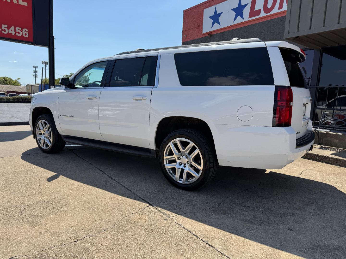 2016 WHITE /TAN CHEVROLET SUBURBAN LS LS 2WD (1GNSCGKC2GR) with an 5.3L V8 OHV 16V engine, 6-Speed Automatic transmission, located at 5900 E. Lancaster Ave., Fort Worth, TX, 76112, (817) 457-5456, 0.000000, 0.000000 - 2016 Chevrolet Suburban LS 2WD This full-size SUV has everything you need for family or work. Equipped with a 5.3L V8 engine, 6-speed automatic, and towing up to 8,300 lbs., it balances power with efficiency at 16/23 MPG. Inside, enjoy seating for 8 with a 3rd row, premium cloth power seats, and du - Photo#6