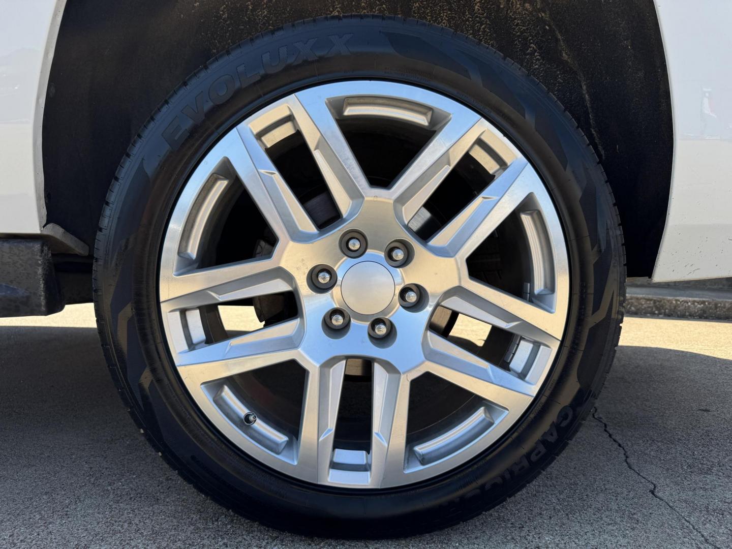 2016 WHITE /TAN CHEVROLET SUBURBAN LS LS 2WD (1GNSCGKC2GR) with an 5.3L V8 OHV 16V engine, 6-Speed Automatic transmission, located at 5900 E. Lancaster Ave., Fort Worth, TX, 76112, (817) 457-5456, 0.000000, 0.000000 - 2016 Chevrolet Suburban LS 2WD This full-size SUV has everything you need for family or work. Equipped with a 5.3L V8 engine, 6-speed automatic, and towing up to 8,300 lbs., it balances power with efficiency at 16/23 MPG. Inside, enjoy seating for 8 with a 3rd row, premium cloth power seats, and du - Photo#26