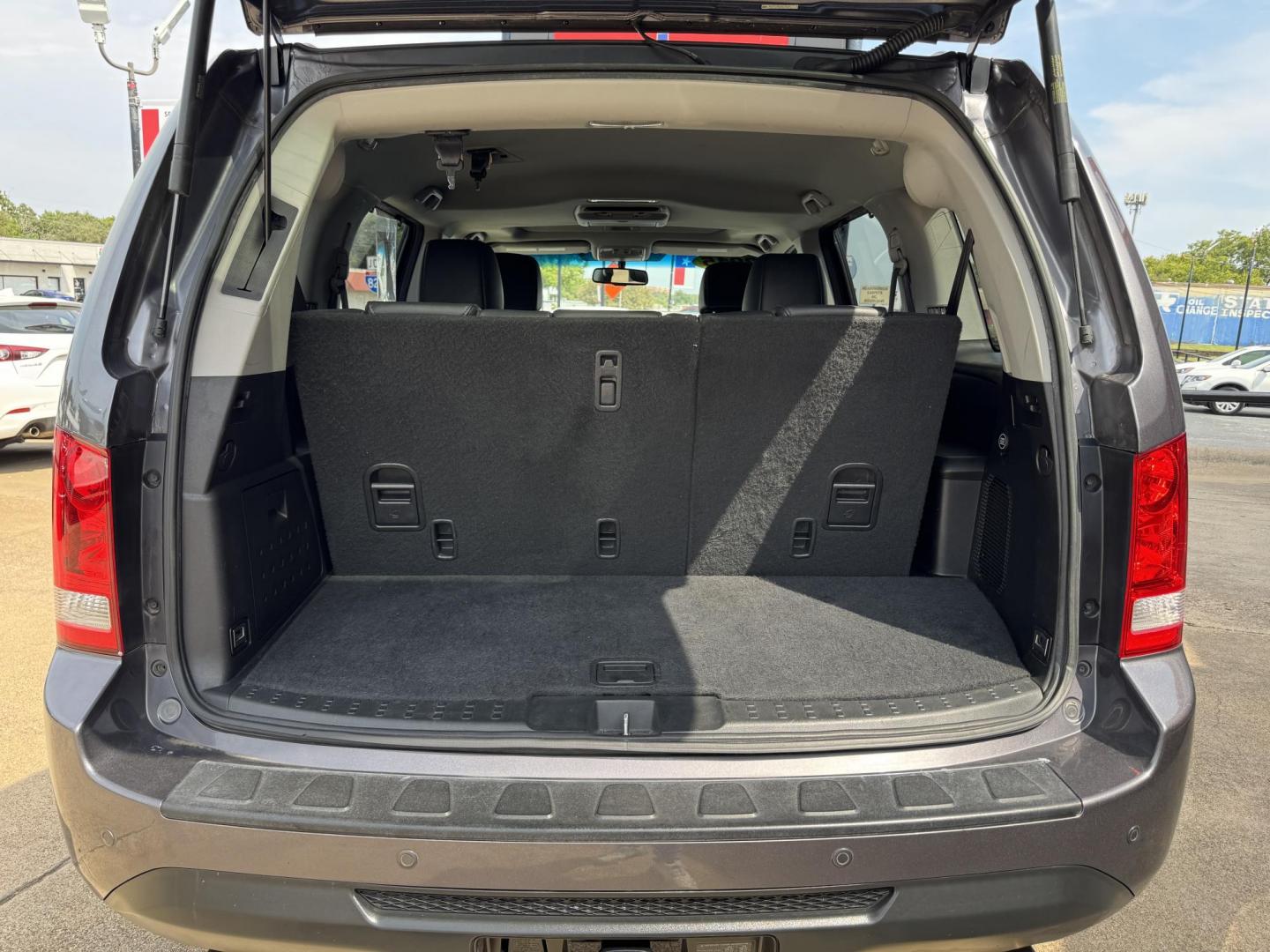2015 GRAY /BLACK HONDA PILOT TOURING-RES Touring 2WD 5-Spd AT with DVD (5FNYF3H90FB) with an 3.5L engine, 5-Speed Automatic transmission, located at 5900 E. Lancaster Ave., Fort Worth, TX, 76112, (817) 457-5456, 0.000000, 0.000000 - The 2015 Honda Pilot Touring is a spacious 8-passenger SUV with a 3.5L V6, 5-speed automatic, leather seats, sunroof, heated front seats, dual-zone climate, rear power outlet, navigation, DVD system, and backup camera. A reliable family SUV with comfort, tech, and safety. - Photo#5