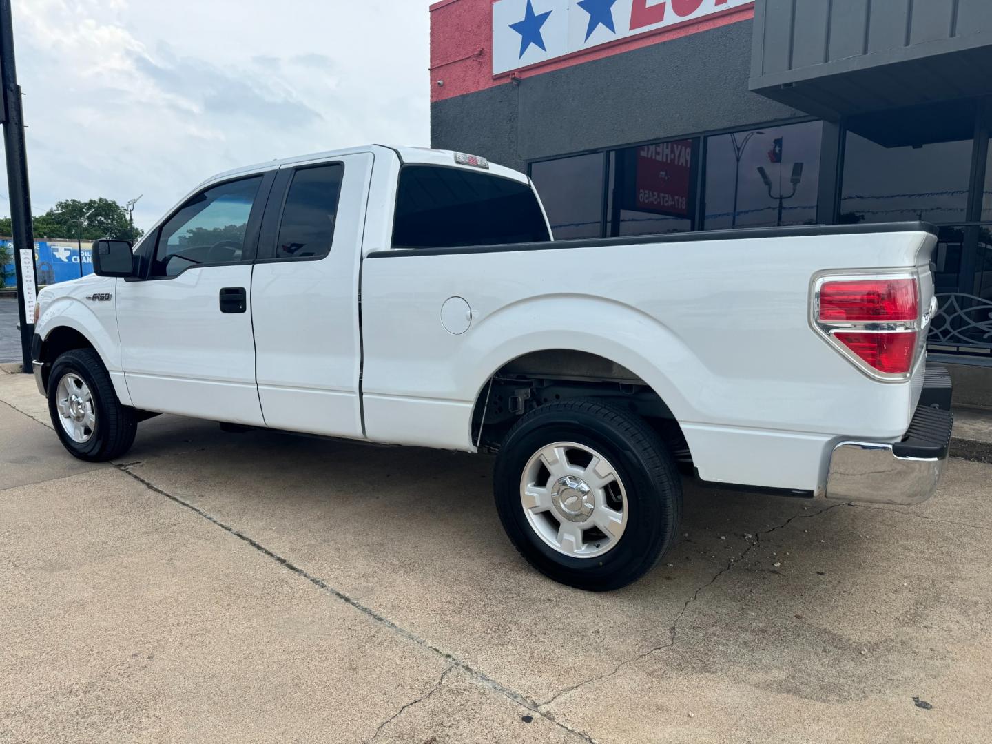 2012 WHITE FORD F-150 STX; XL; XLT; (1FTEX1CM0CF) , located at 5900 E. Lancaster Ave., Fort Worth, TX, 76112, (817) 457-5456, 0.000000, 0.000000 - This is a 2012 FORD F-150 STX, XLT, 4 DR SUPER CAB that is in excellent condition. The interior is clean with no rips or tears or stains. All power windows, door locks and seats. Ice cold AC for those hot Texas summer days. It is equipped with a CD player, AM/FM radio. It runs and drives like new. T - Photo#6