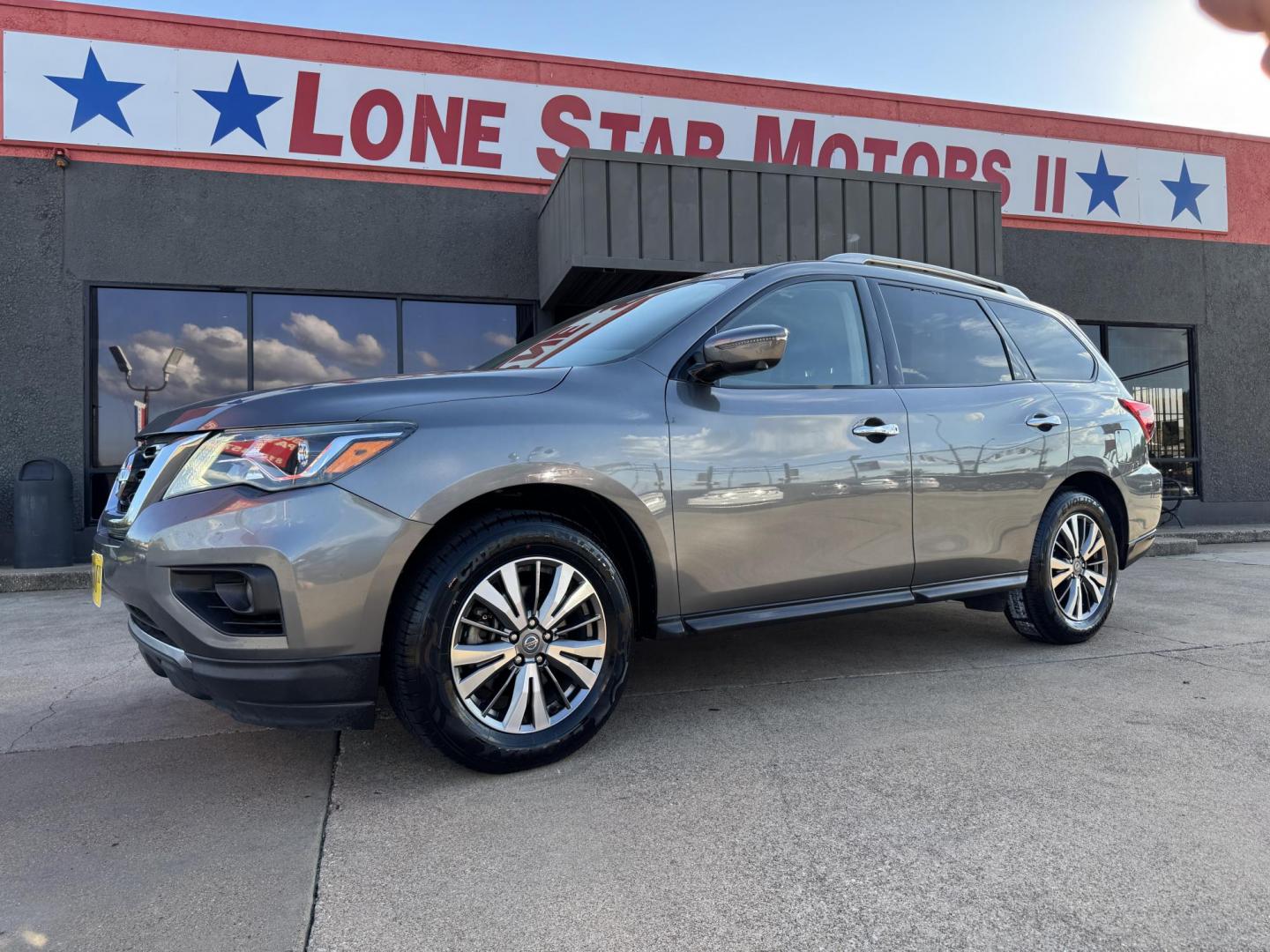 2019 GRAY /BLACK NISSAN PATHFINDER S; SL; PL (5N1DR2MN8KC) , located at 5900 E. Lancaster Ave., Fort Worth, TX, 76112, (817) 457-5456, 0.000000, 0.000000 - Photo#0