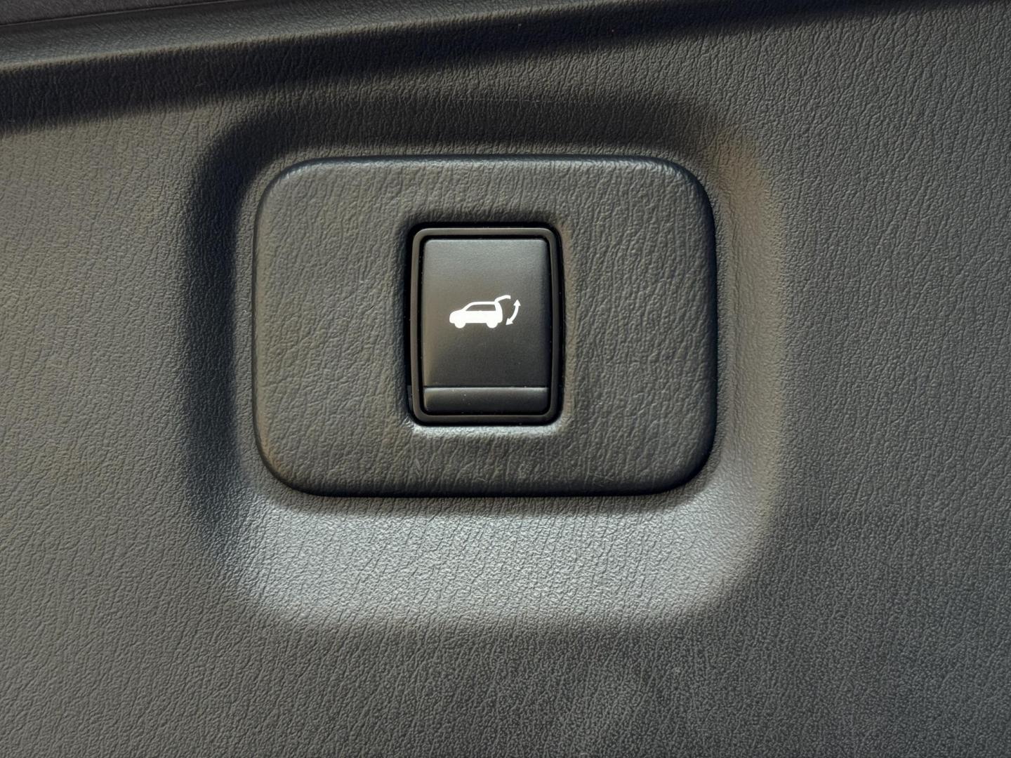 2019 GRAY /BLACK NISSAN PATHFINDER S; SL; PL (5N1DR2MN8KC) , located at 5900 E. Lancaster Ave., Fort Worth, TX, 76112, (817) 457-5456, 0.000000, 0.000000 - Photo#6