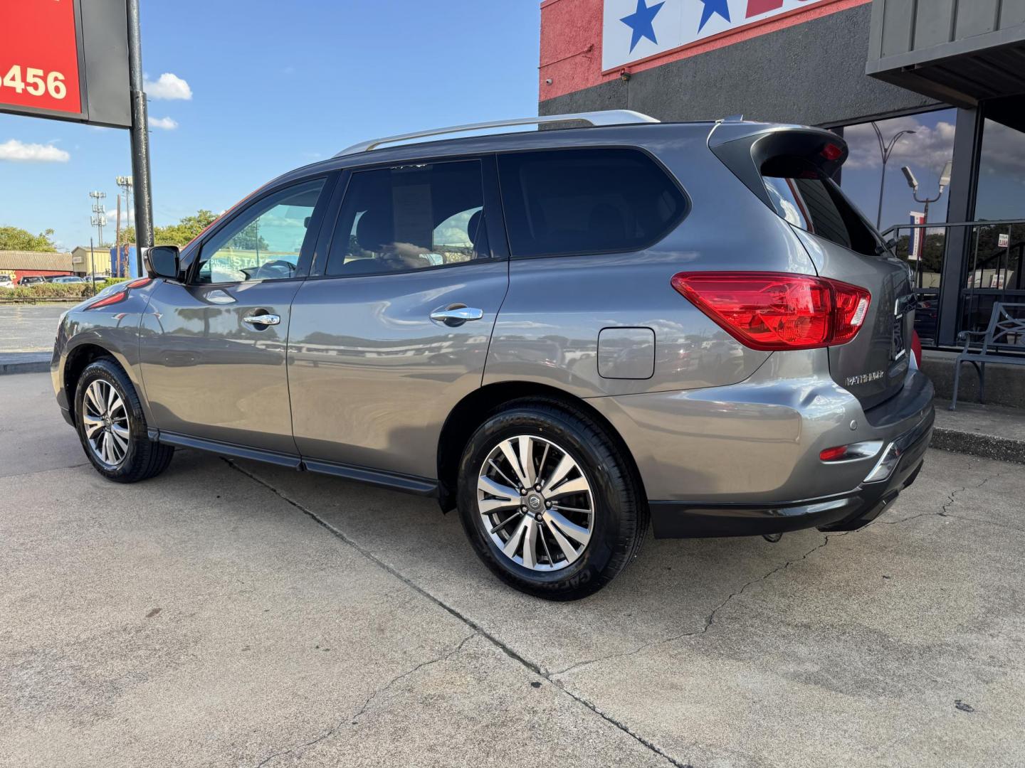 2019 GRAY /BLACK NISSAN PATHFINDER S; SL; PL (5N1DR2MN8KC) , located at 5900 E. Lancaster Ave., Fort Worth, TX, 76112, (817) 457-5456, 0.000000, 0.000000 - Photo#7