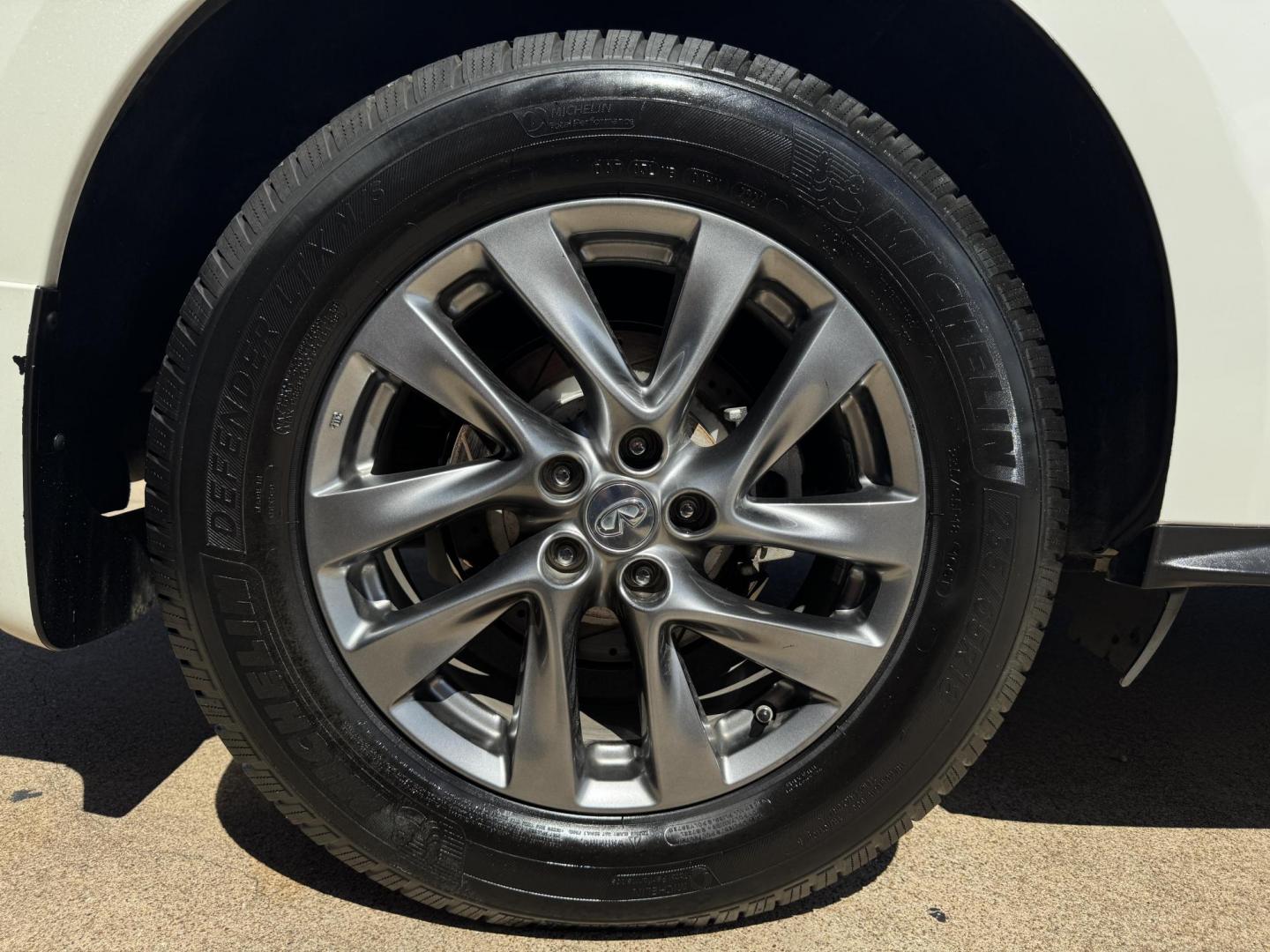 2015 WHITE /BLACK INFINITI QX60 BASE BASE AWD (5N1AL0MM5FC) with an 3.5L engine, CVT transmission, located at 5900 E. Lancaster Ave., Fort Worth, TX, 76112, (817) 457-5456, 0.000000, 0.000000 - The 2015 Infiniti QX60 AWD combines luxury and practicality with a 3.5L V6 engine and CVT transmission, offering 19 city / 26 highway MPG. This 7-passenger SUV is fully loaded with a sunroof, heated steering wheel, navigation, dual climate control, park assist, rear hatch button, third-row seating, - Photo#25