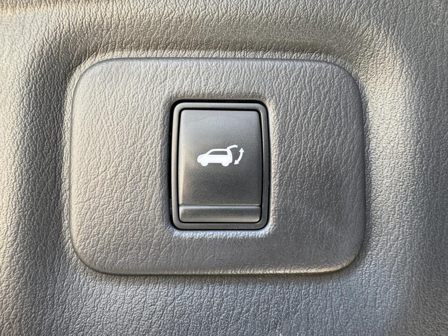 2015 WHITE /BLACK INFINITI QX60 BASE BASE AWD (5N1AL0MM5FC) with an 3.5L engine, CVT transmission, located at 5900 E. Lancaster Ave., Fort Worth, TX, 76112, (817) 457-5456, 0.000000, 0.000000 - The 2015 Infiniti QX60 AWD combines luxury and practicality with a 3.5L V6 engine and CVT transmission, offering 19 city / 26 highway MPG. This 7-passenger SUV is fully loaded with a sunroof, heated steering wheel, navigation, dual climate control, park assist, rear hatch button, third-row seating, - Photo#6