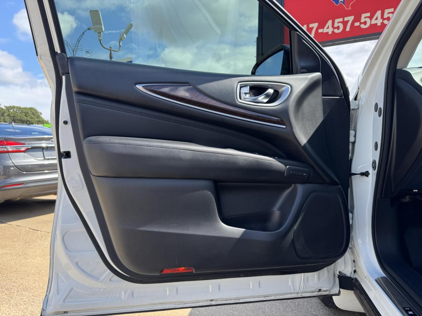 2015 WHITE /BLACK INFINITI QX60 BASE BASE AWD (5N1AL0MM5FC) with an 3.5L engine, CVT transmission, located at 5900 E. Lancaster Ave., Fort Worth, TX, 76112, (817) 457-5456, 0.000000, 0.000000 - The 2015 Infiniti QX60 AWD combines luxury and practicality with a 3.5L V6 engine and CVT transmission, offering 19 city / 26 highway MPG. This 7-passenger SUV is fully loaded with a sunroof, heated steering wheel, navigation, dual climate control, park assist, rear hatch button, third-row seating, - Photo#8