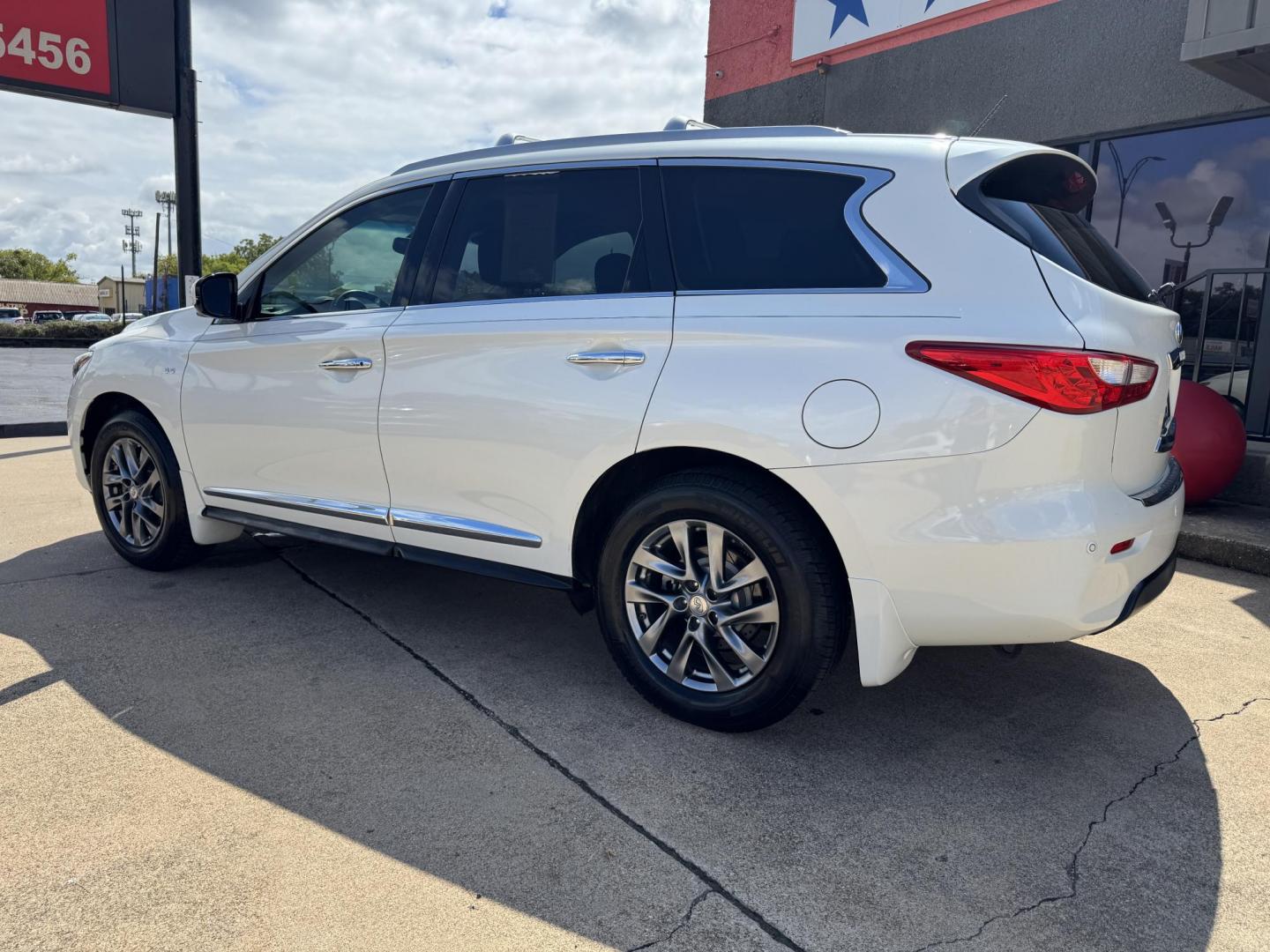 2015 WHITE /BLACK INFINITI QX60 BASE BASE AWD (5N1AL0MM5FC) with an 3.5L engine, CVT transmission, located at 5900 E. Lancaster Ave., Fort Worth, TX, 76112, (817) 457-5456, 0.000000, 0.000000 - The 2015 Infiniti QX60 AWD combines luxury and practicality with a 3.5L V6 engine and CVT transmission, offering 19 city / 26 highway MPG. This 7-passenger SUV is fully loaded with a sunroof, heated steering wheel, navigation, dual climate control, park assist, rear hatch button, third-row seating, - Photo#7