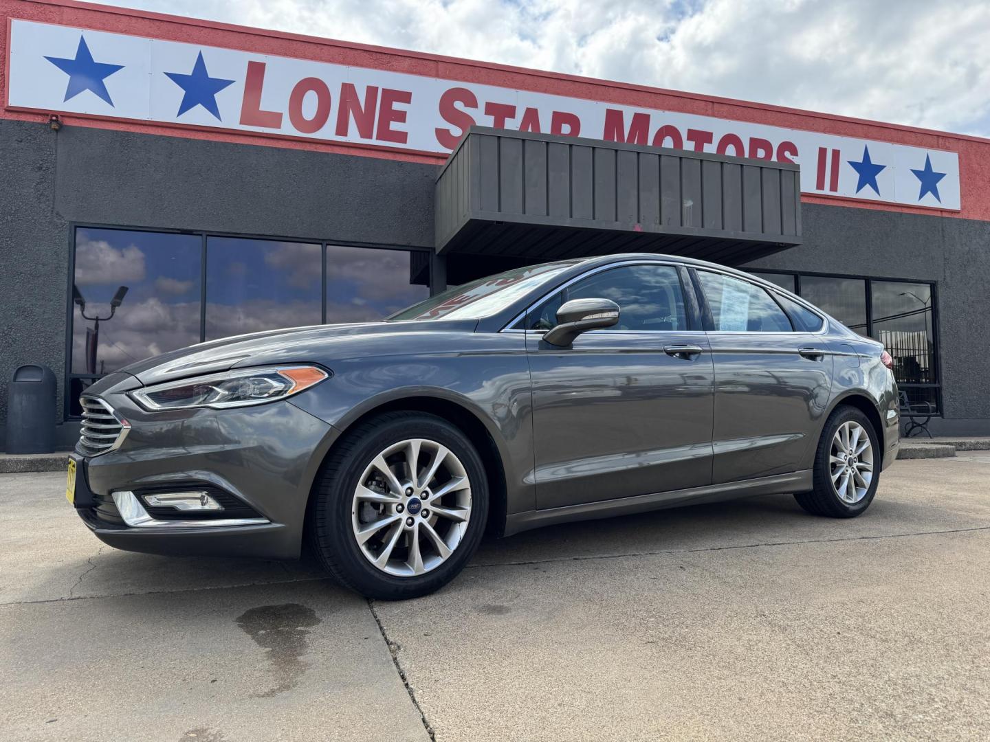2017 GRAY /BLACK FORD FUSION SE SE (3FA6P0HD2HR) with an 1.5L engine, 6-Speed Automatic transmission, located at 5900 E. Lancaster Ave., Fort Worth, TX, 76112, (817) 457-5456, 0.000000, 0.000000 - The 2017 Ford Fusion SE offers a perfect mix of style and efficiency with its 1.5L 4-cylinder engine and 6-speed automatic transmission, delivering 22 city / 34 highway MPG. This FWD sedan seats five comfortably and comes equipped with backup camera, phone connectivity, alloy wheels, and dual climat - Photo#0