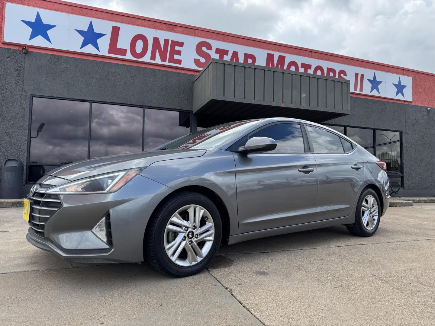 2019 GRAY /BLACK HYUNDAI ELANTRA LIMITED; SEL LIMITED (5NPD84LF8KH) with an 1.5L engine, 6-Speed Automatic transmission, located at 5900 E. Lancaster Ave., Fort Worth, TX, 76112, (817) 457-5456, 0.000000, 0.000000 - The 2019 Hyundai Elantra Limited is a fuel-efficient FWD sedan with a 1.8L engine and 6-speed automatic transmission. Enjoy backup camera, lane assist, phone connectivity, cloth seats, and alloy wheels for a reliable, tech-ready ride. - Photo#0