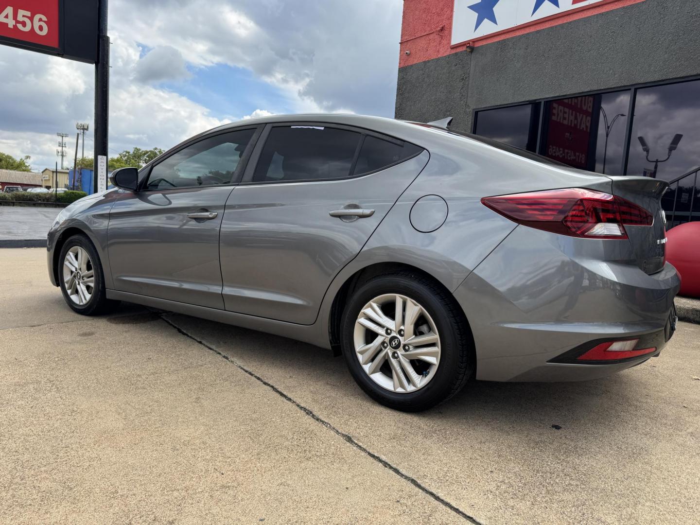 2019 GRAY /BLACK HYUNDAI ELANTRA LIMITED; SEL LIMITED (5NPD84LF8KH) with an 1.5L engine, 6-Speed Automatic transmission, located at 5900 E. Lancaster Ave., Fort Worth, TX, 76112, (817) 457-5456, 0.000000, 0.000000 - The 2019 Hyundai Elantra Limited is a fuel-efficient FWD sedan with a 1.8L engine and 6-speed automatic transmission. Enjoy backup camera, lane assist, phone connectivity, cloth seats, and alloy wheels for a reliable, tech-ready ride. - Photo#6