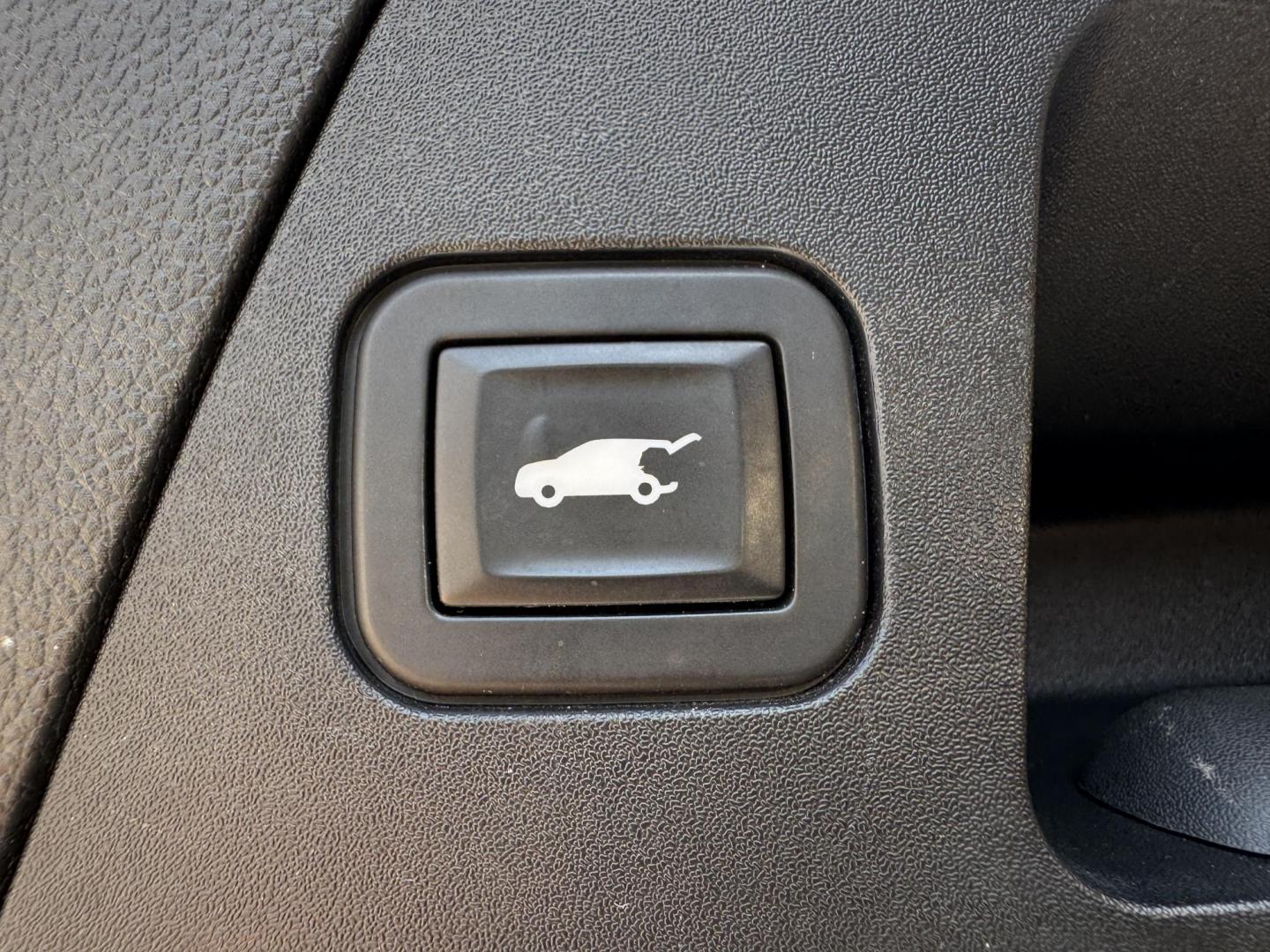 2017 WHITE /TAN BUICK ENVISION ESSENCE ESSENSE (LRBFXBSA8HD) with an 2.5L engine, 6-Speed Automatic transmission, located at 5900 E. Lancaster Ave., Fort Worth, TX, 76112, (817) 457-5456, 0.000000, 0.000000 - The 2017 Buick Envision Essence is a 5-passenger SUV with a 2.5L 4-cylinder engine and 6-speed automatic transmission. It features an electronic rear hatch, heated front and rear leather seats, dual climate control for both front and rear passengers, push-to-start, park assist, and a backup camera. - Photo#6