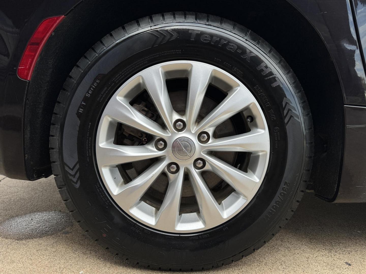 2018 RED CHRYSLER PACIFICA TOURING L (2C4RC1BG6JR) , located at 5900 E. Lancaster Ave., Fort Worth, TX, 76112, (817) 457-5456, 0.000000, 0.000000 - Photo#23