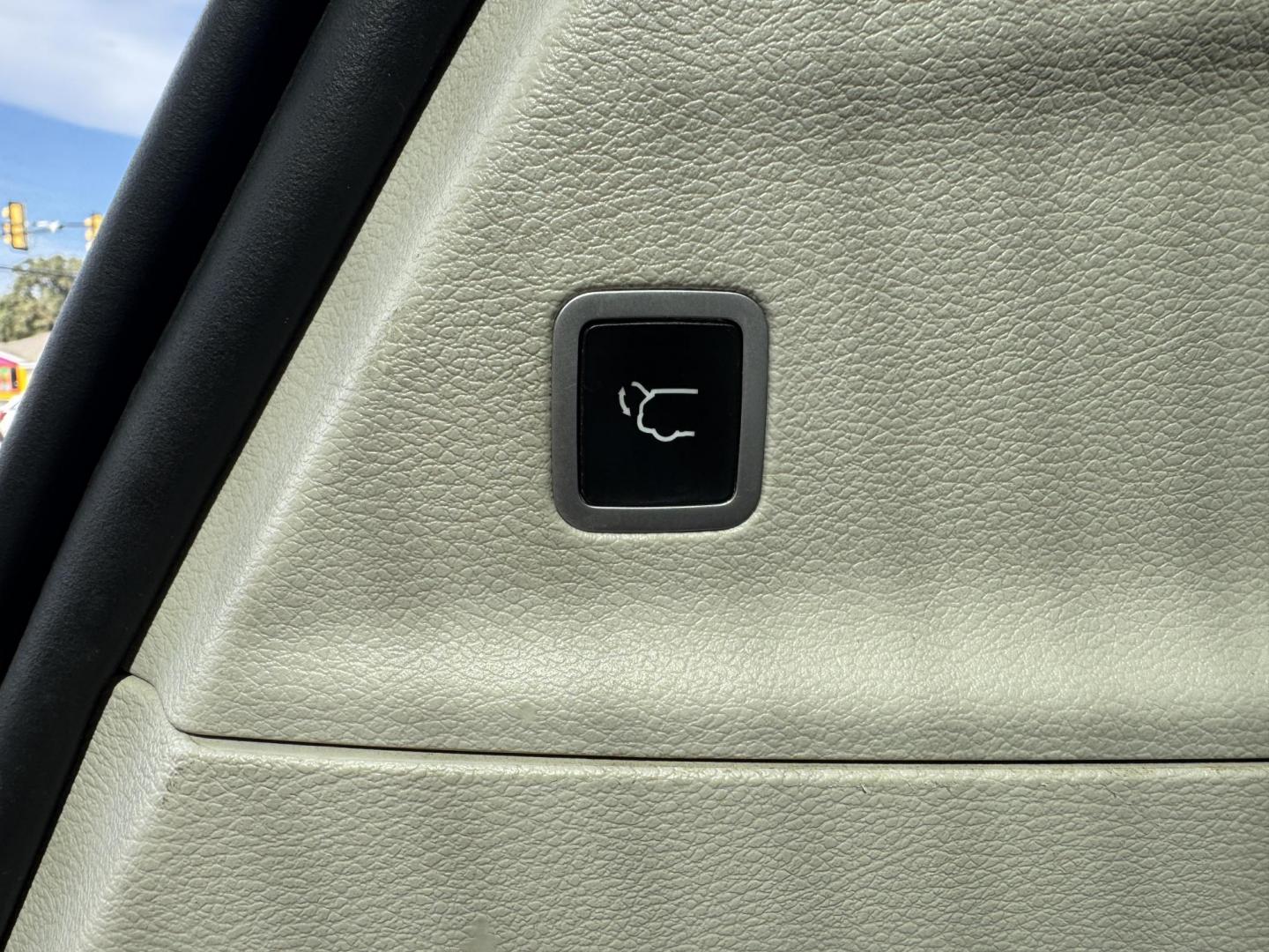 2018 RED CHRYSLER PACIFICA TOURING L (2C4RC1BG6JR) , located at 5900 E. Lancaster Ave., Fort Worth, TX, 76112, (817) 457-5456, 0.000000, 0.000000 - Photo#6