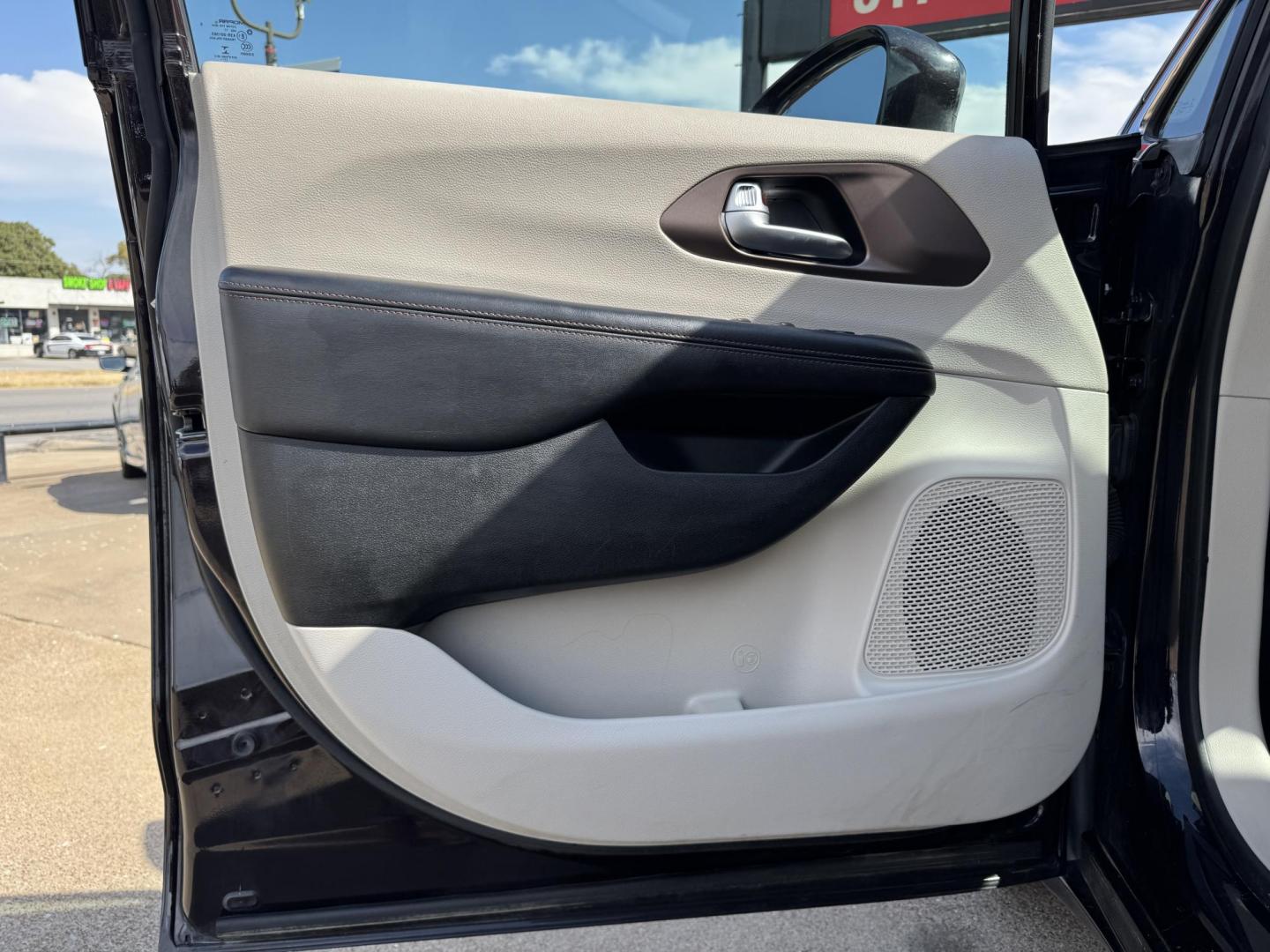 2018 RED CHRYSLER PACIFICA TOURING L (2C4RC1BG6JR) , located at 5900 E. Lancaster Ave., Fort Worth, TX, 76112, (817) 457-5456, 0.000000, 0.000000 - Photo#8